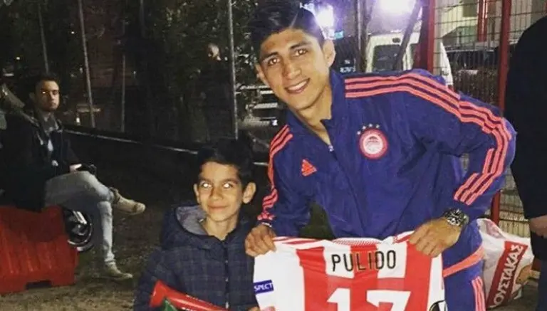 Pulido regala camiseta a niño con bandera mexicana