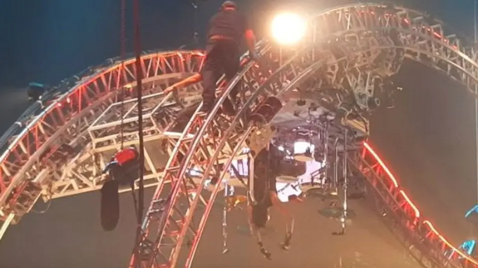 Baterista de Mötley Crüe se queda atorado en montaña rusa