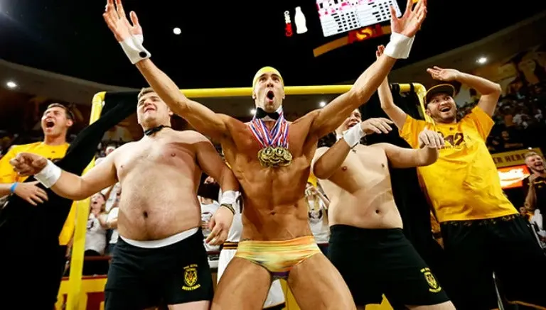 Phelps se 'desnuda' para distraer a jugadores de basquet
