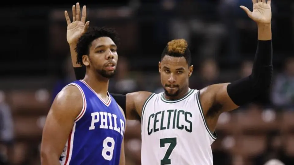 Novato de los Sixers golpea a fan afuera de bar