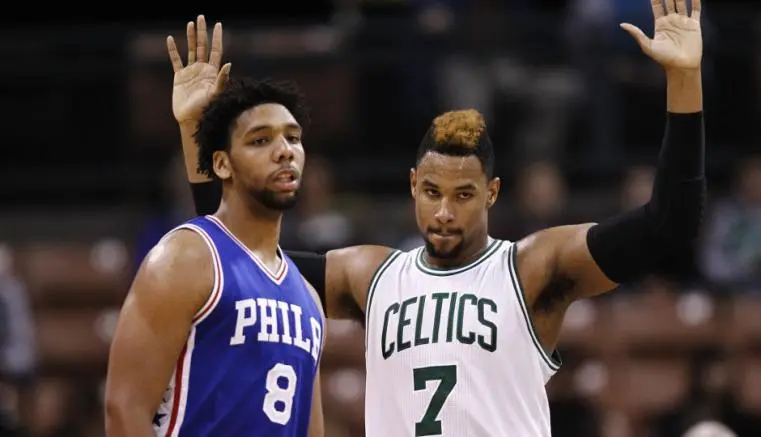 Novato de los Sixers golpea a fan afuera de bar