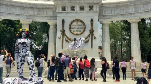 Manifestantes marchan en todo el país por las mujeres