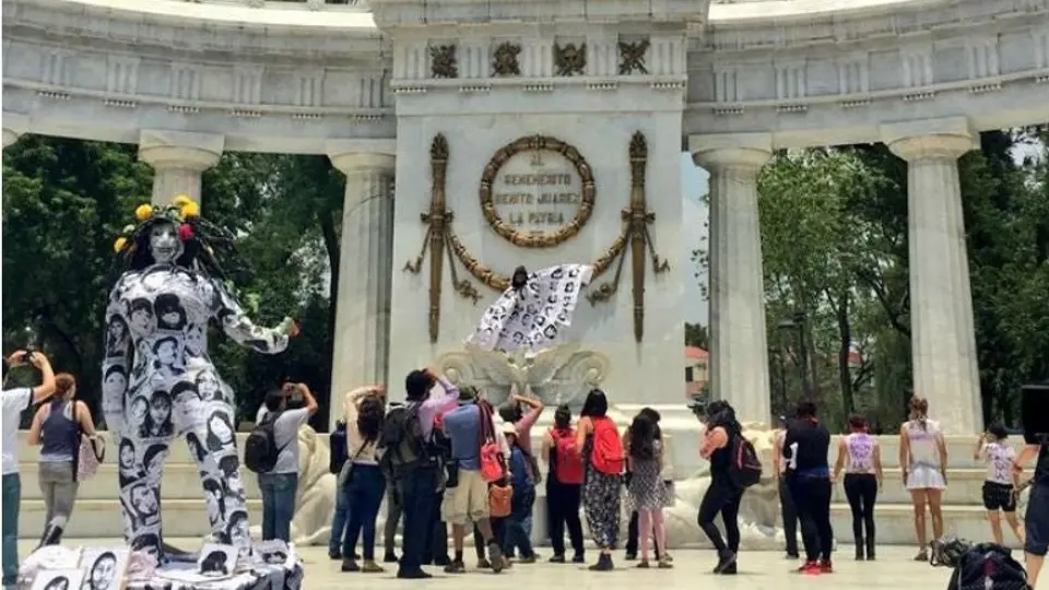 Manifestantes marchan en todo el país por las mujeres