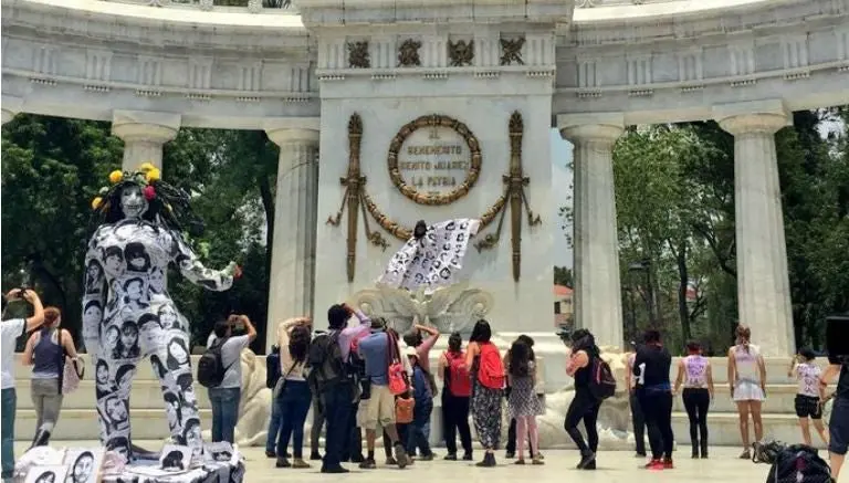 Manifestantes marchan en todo el país por las mujeres