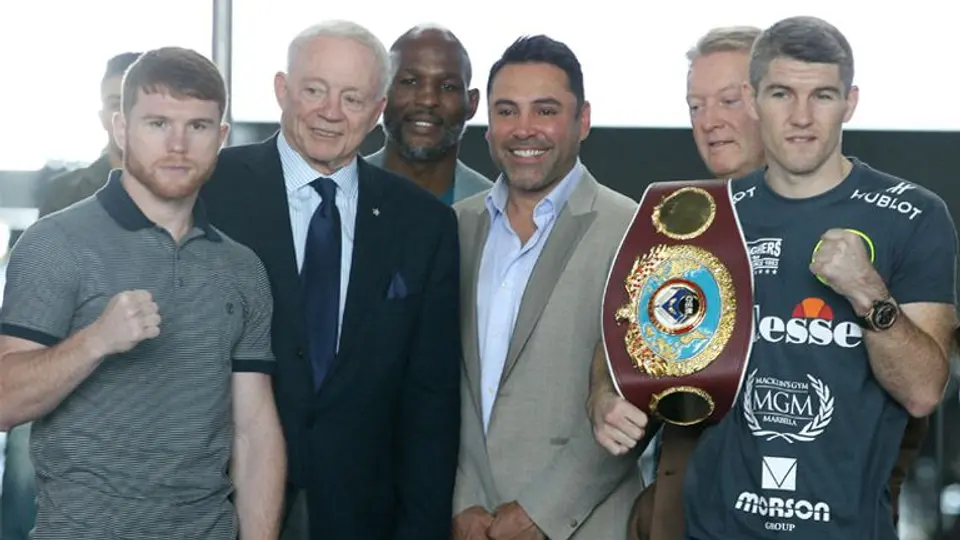 De la Hoya ve posible un combate del Canelo en México