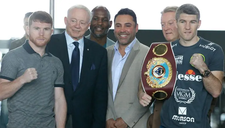 De la Hoya ve posible un combate del Canelo en México