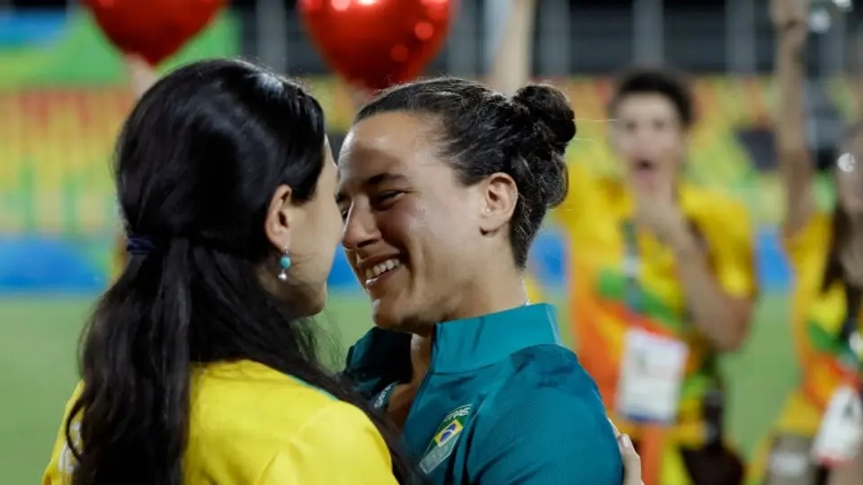 Jugadora brasileña de rugby se compromete en estadio