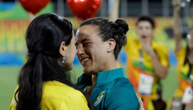 Jugadora brasileña de rugby se compromete en estadio