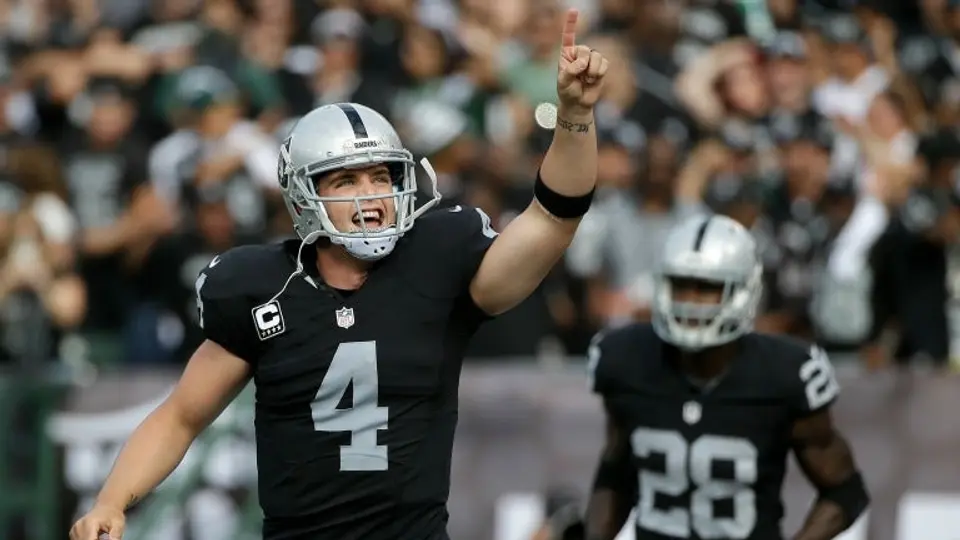 Carr lanza para 4 pases de touchdown en victoria de Raiders