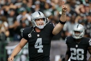 Carr lanza para 4 pases de touchdown en victoria de Raiders