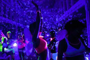 Nadrology, corre al ritmo de la música electrónica