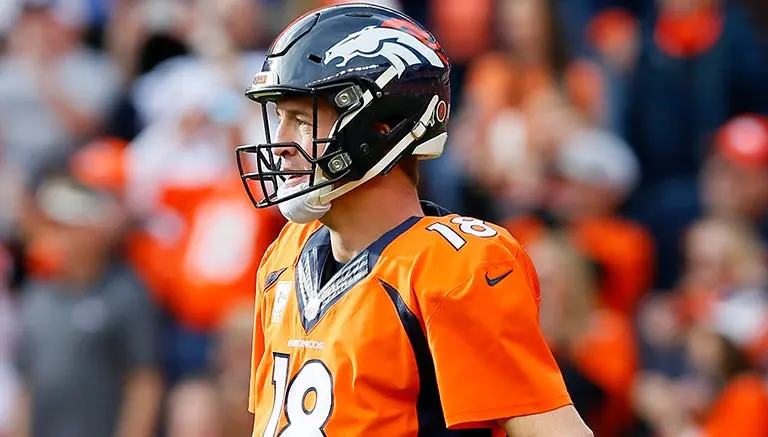Peyton Manning rompe récord, pero termina en la banca