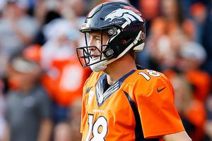 Peyton Manning rompe récord, pero termina en la banca