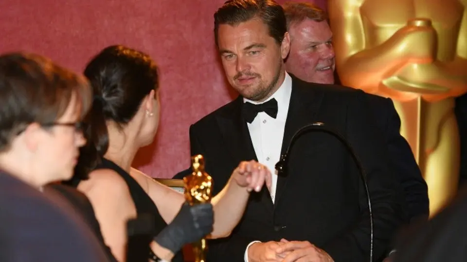 DiCaprio bromea mientras graban su nombre en Oscar