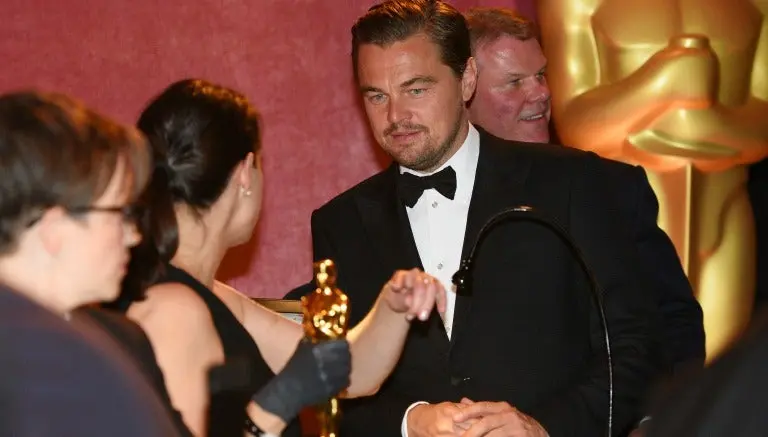 DiCaprio bromea mientras graban su nombre en Oscar