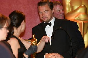 DiCaprio bromea mientras graban su nombre en Oscar