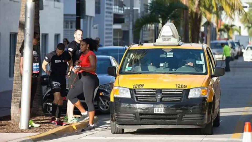 Serena Williams toma taxi en plena carrera benéfica