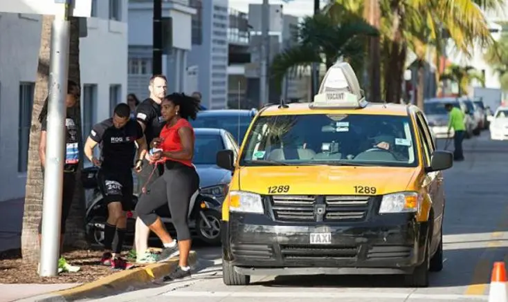 Serena Williams toma taxi en plena carrera benéfica