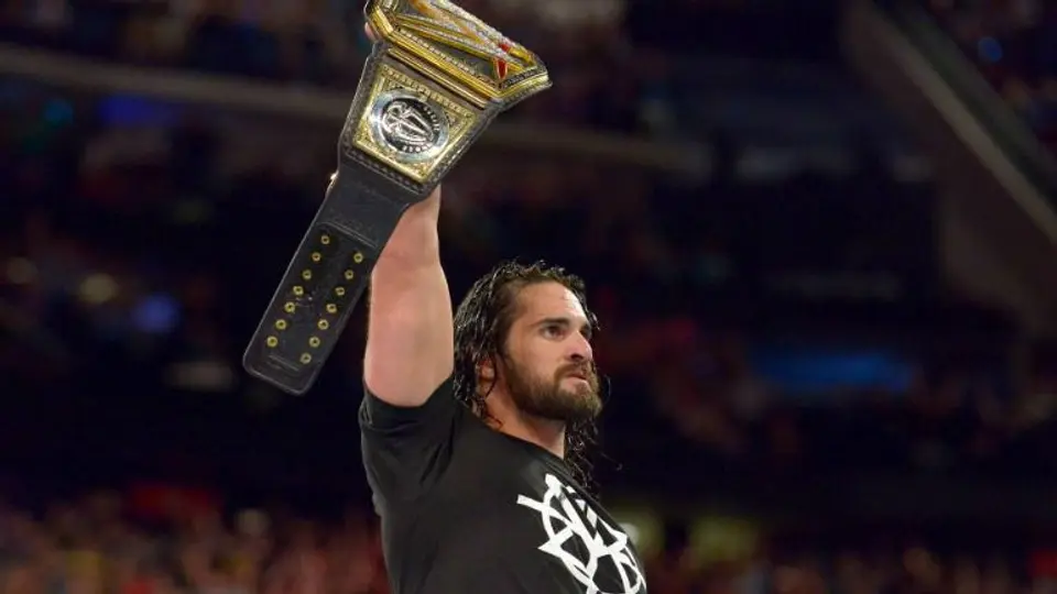 Seth Rollins regresa y ataca a Roman Reigns