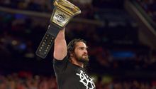 Seth Rollins regresa y ataca a Roman Reigns