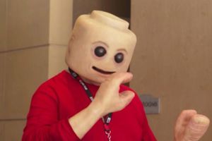 Lego humano causa terror en la Comic-Con de San Diego