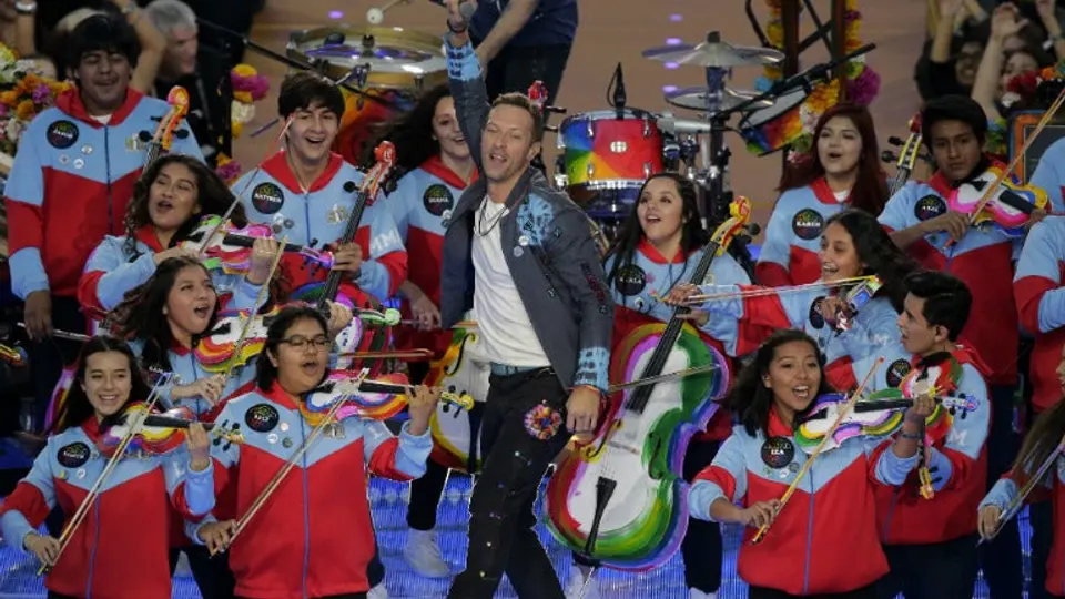 Coldplay queda a deber en show del Super Bowl 50