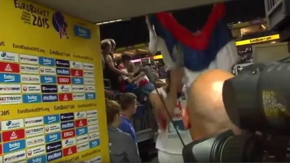 Jugador de España rompe bandera serbia tras derrota
