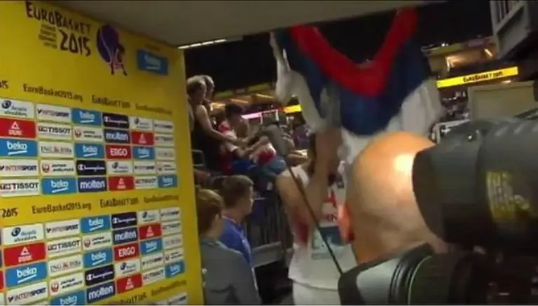Jugador de España rompe bandera serbia tras derrota
