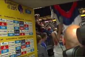 Jugador de España rompe bandera serbia tras derrota