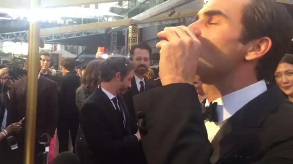 Roger Federer bebe shot de tequila en los Premios Oscar