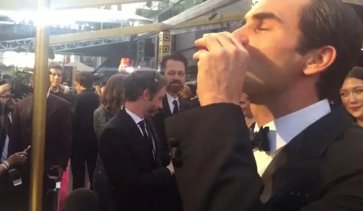 Roger Federer bebe shot de tequila en los Premios Oscar