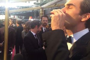 Roger Federer bebe shot de tequila en los Premios Oscar