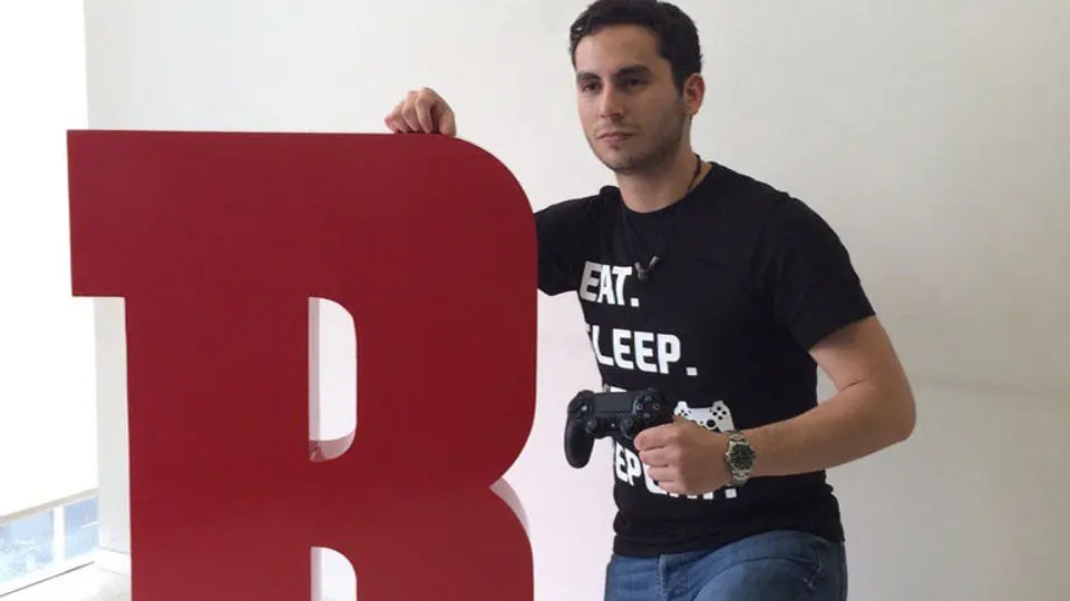 Campeón de FIFA cambió las canchas por el videojuego