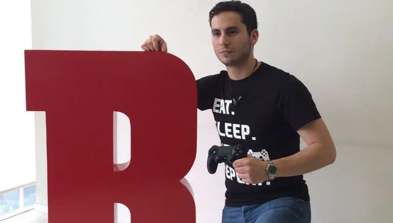 Campeón de FIFA cambió las canchas por el videojuego