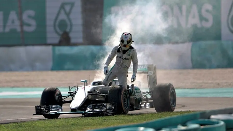 "Parece que alguien no quiere que gane": Hamilton