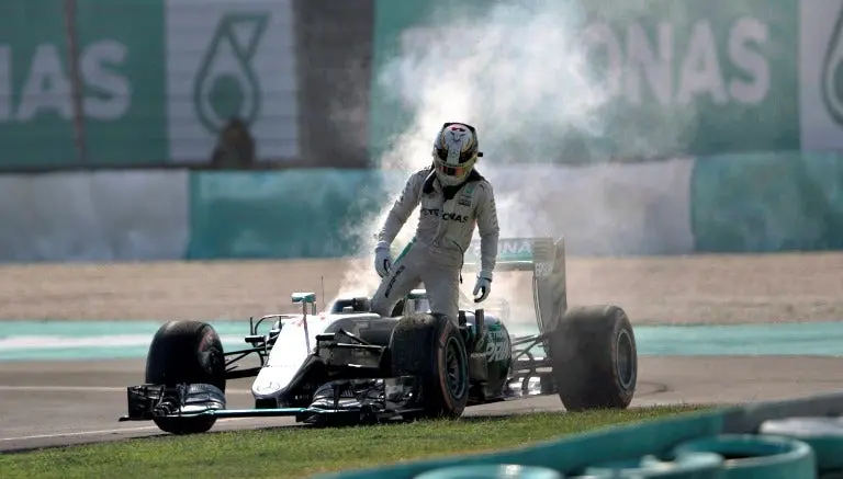 "Parece que alguien no quiere que gane": Hamilton