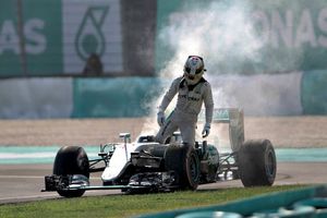 "Parece que alguien no quiere que gane": Hamilton
