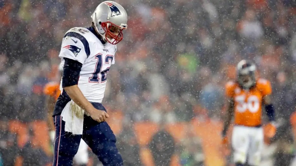 Defensivo de Broncos tacha de "llorón" a Tom Brady