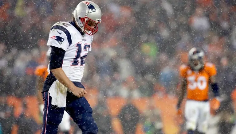 Defensivo de Broncos tacha de "llorón" a Tom Brady