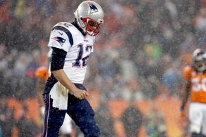 Defensivo de Broncos tacha de "llorón" a Tom Brady