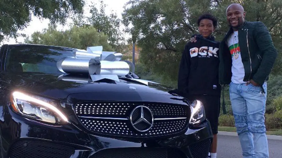 Mayweather regala lujoso auto a su hijo de 16 años