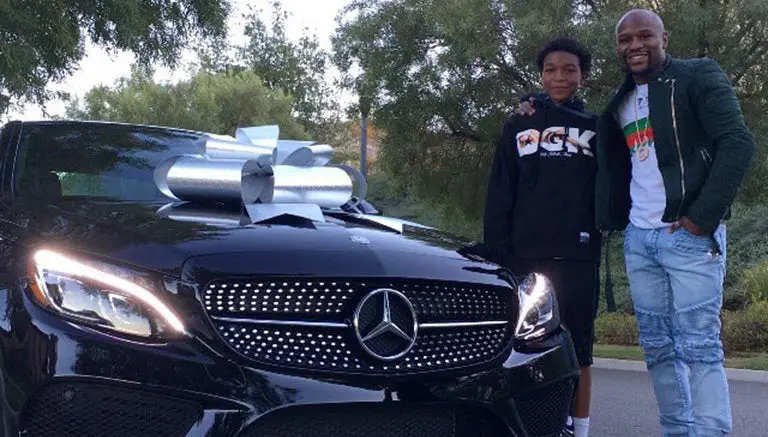 Mayweather regala lujoso auto a su hijo de 16 años