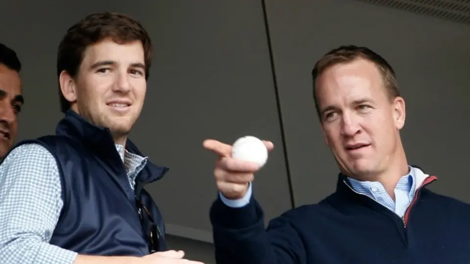 Peyton bromea sobre expresión de Eli en el SB50