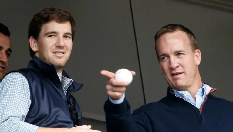 Peyton bromea sobre expresión de Eli en el SB50