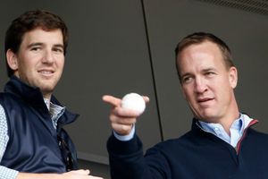 Peyton bromea sobre expresión de Eli en el SB50