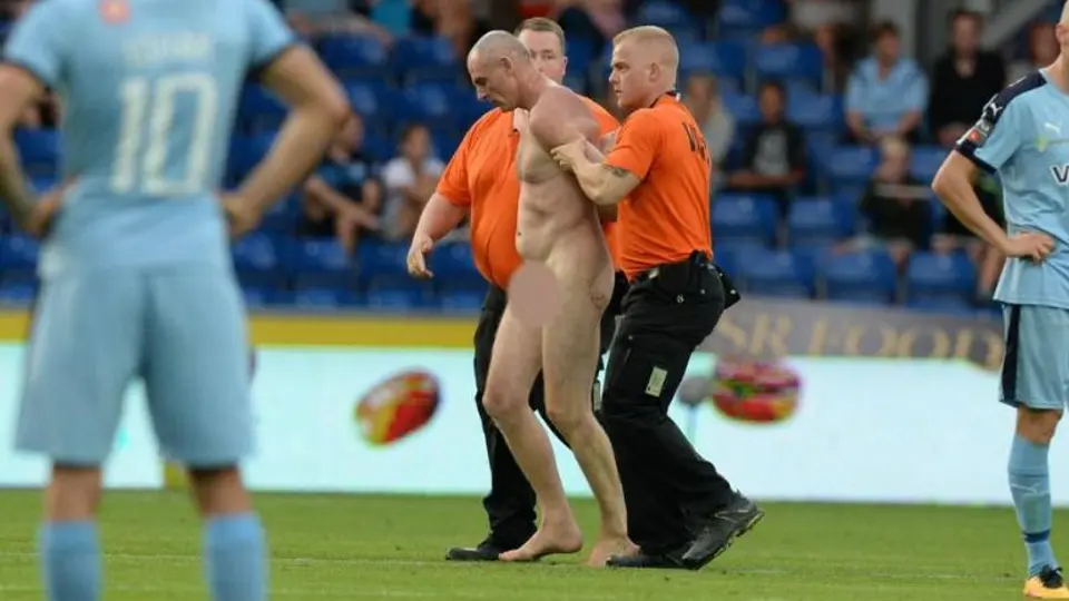 Excampeón de Euro 92 entra desnudo a campo de juego