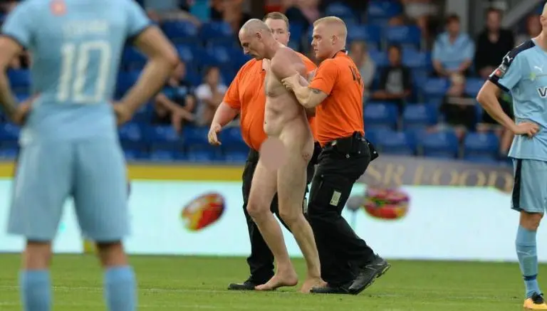 Excampeón de Euro 92 entra desnudo a campo de juego