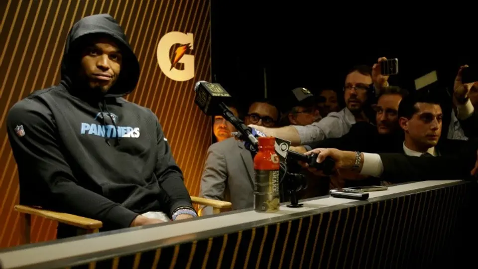 Cam Newton abandona conferencia de prensa