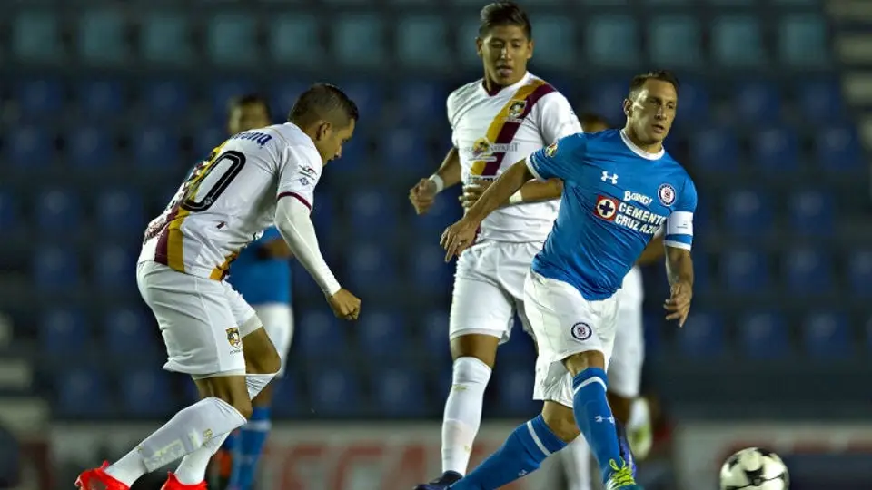 Chaco Giménez juega baraja con albañiles