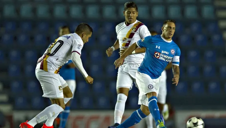 Chaco Giménez juega baraja con albañiles